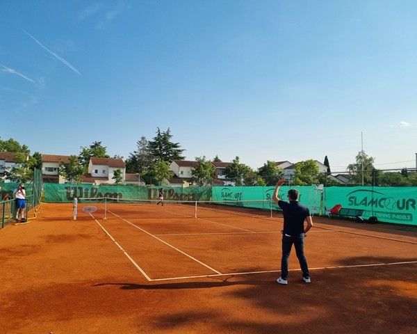 Match de tennis sur un terrain en terre battue