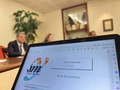 Écran d'ordinateur avec l'affichage de note de synthèse du conseil municipal