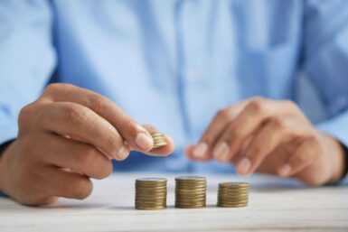 Personne alignant des pièces de monnaie en différentes piles