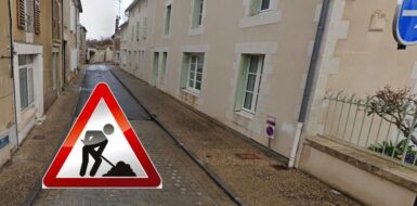 Picto de chantier dans une vue de la rue du château