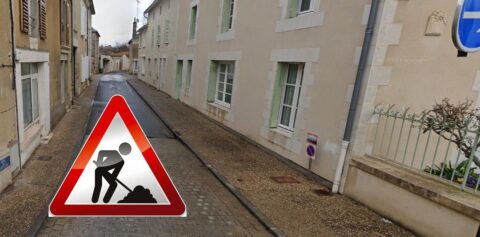 Picto de chantier dans une vue de la rue du château