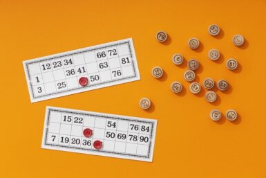 Gros plan sur les planches de loto et les pions permettant de jouer.