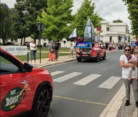 Véhicules représentant le parc Astérix de passage dans les rues de Jaunay-Marigny pour la caravane du Tour de France Féminin