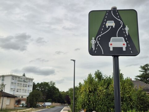 Panneau signalétique indiquant le principe de dépassement des cyclistes sur une chaussée à voie centrale banalisée