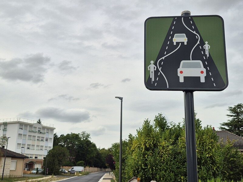 Panneau signalétique indiquant le principe de dépassement des cyclistes sur une chaussée à voie centrale banalisée