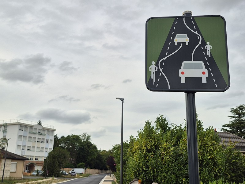Panneau signalétique indiquant le principe de dépassement des cyclistes sur une chaussée à voie centrale banalisée