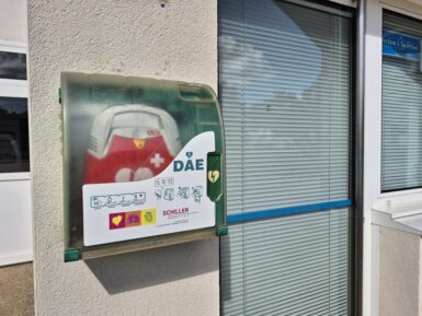 Défibrillateur accroché sur le mur du gymnase au compexe sportif du bourg