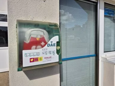 Défibrillateur accroché sur le mur du gymnase au compexe sportif du bourg