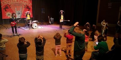 Concert rock pour enfant à l'Agora, les enfants au premier plan sont en train de danser.