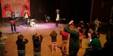Concert rock pour enfant à l'Agora, les enfants au premier plan sont en train de danser.