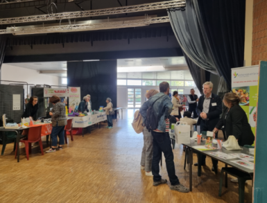 Salon du bien vieillir avec divers stand de partenaires et des visiteurs