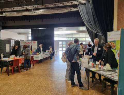 Salon du bien vieillir avec divers stand de partenaires et des visiteurs
