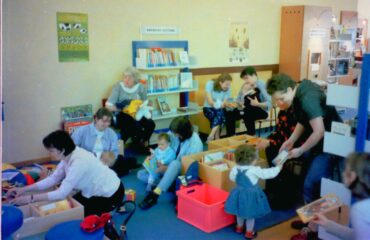 Groupe d'enfant et de parents prise en 2001 dans le secteur jeunesse de la bibliothèque