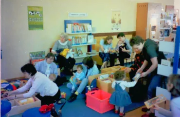 Groupe d'enfant et de parents prise en 2001 dans le secteur jeunesse de la bibliothèque