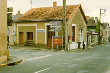 Bâtiment de la bibliothèque dans les années 90 situé dans les bains douches à l'angle de la rue de Peruwelz et de la Grand'Rue