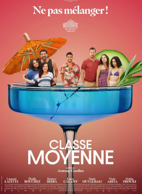 Affiche du film classe moyenne - Des familles qui s'opposent sont dans un grand verre à cocktail