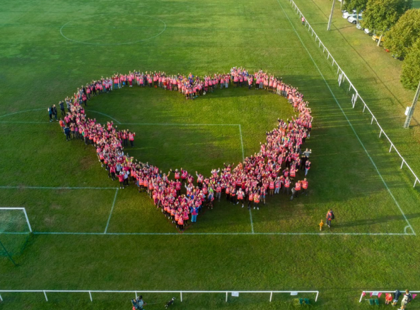 Cœur filmé au drone formé par les participants à la rando/course Octobre Rose 2023