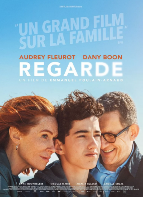 Affiche du film Regarde avec audrey fleurot et danny boon sur l'affiche avec l'acteur qui incarne leur fils au centre