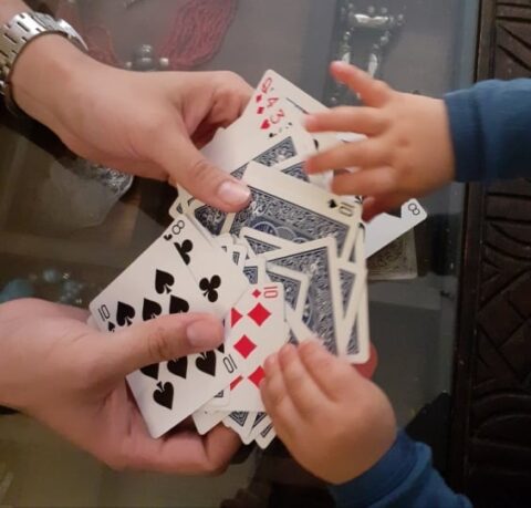 Tour de magie d'un adulte à un enfant.