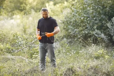 Homme avec un râteau à feuille dans la nature