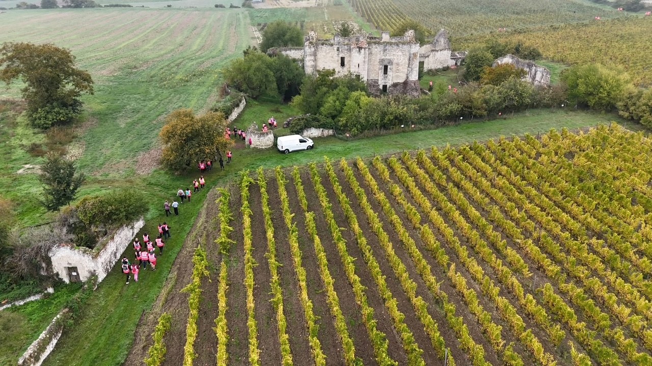 Forteresse de Montfaucon prise par drone le jour de la marche rose
