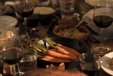 photo d'une table garnie de plats.