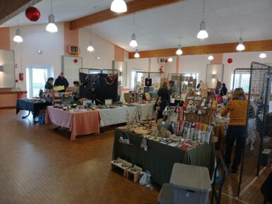 Stand du marché de noel dans la salle des fêtes