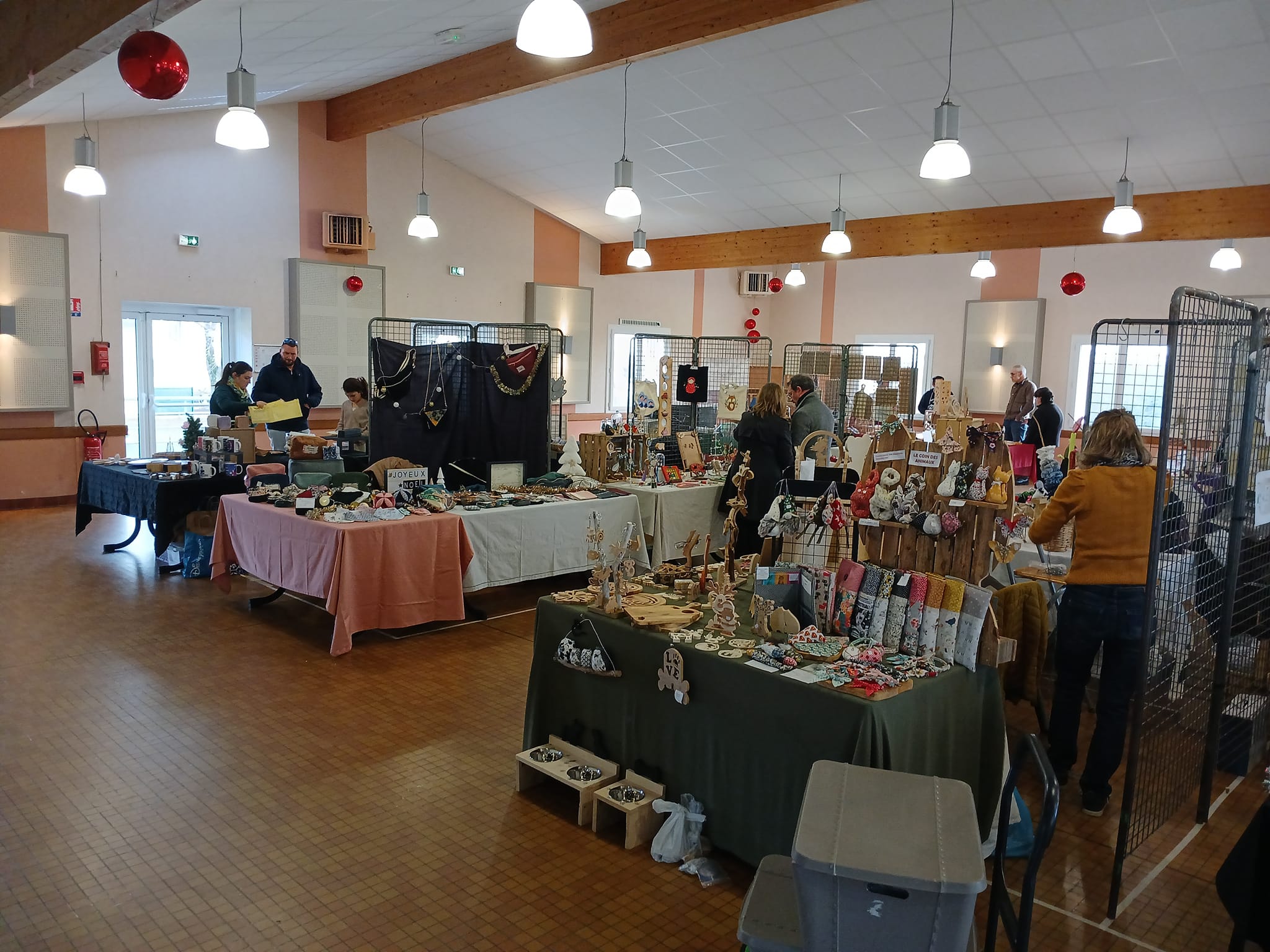 Stand du marché de noel dans la salle des fêtes