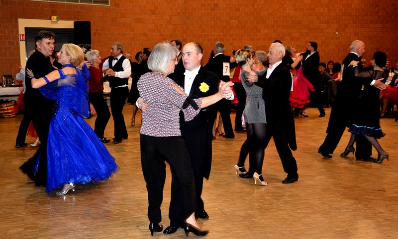 couples en robe de soirée et costume dansant la valse