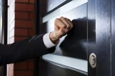 Point d'un homme qui frappe à une porte