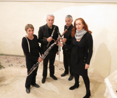 4 musiciens hommes et femmes avec leur instrument à vent.