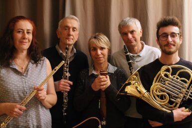 6 musiciens hommes et femmes avec leur instrument à vent.