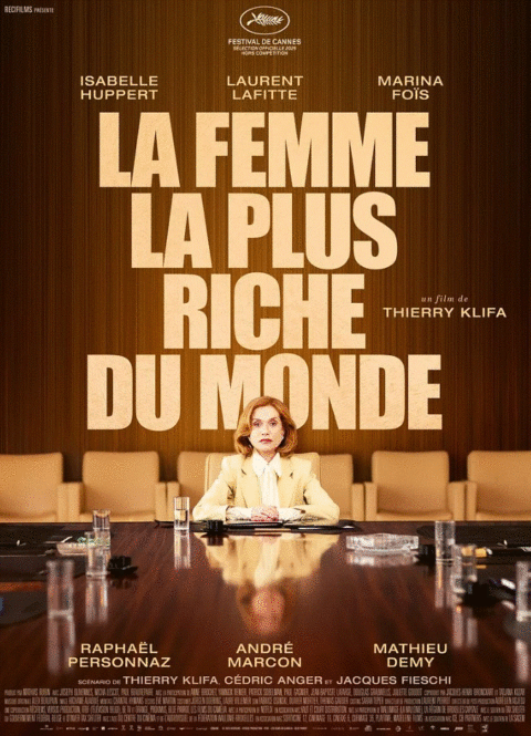 affiche du filme la femme la plus riche du monde sur laquelle on voit Isabelle Huppert assise derrière un bureau luxueux