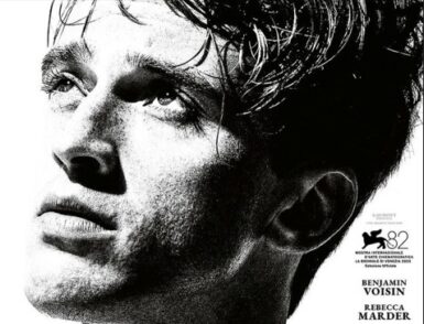 affiche du film l'étranger de François Ozon d'après le roman d'Albert Camus. Portrait de Benjamin Voisin, jouant le rôle principal, en noir et blanc regardant vers la gauche.