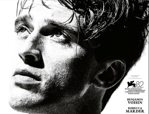 affiche du film l'étranger de François Ozon d'après le roman d'Albert Camus. Portrait de Benjamin Voisin, jouant le rôle principal, en noir et blanc regardant vers la gauche.