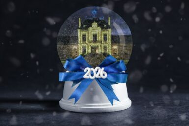 L'illustration représente la mairie de Jaunay-Marigny dans une boule à neige