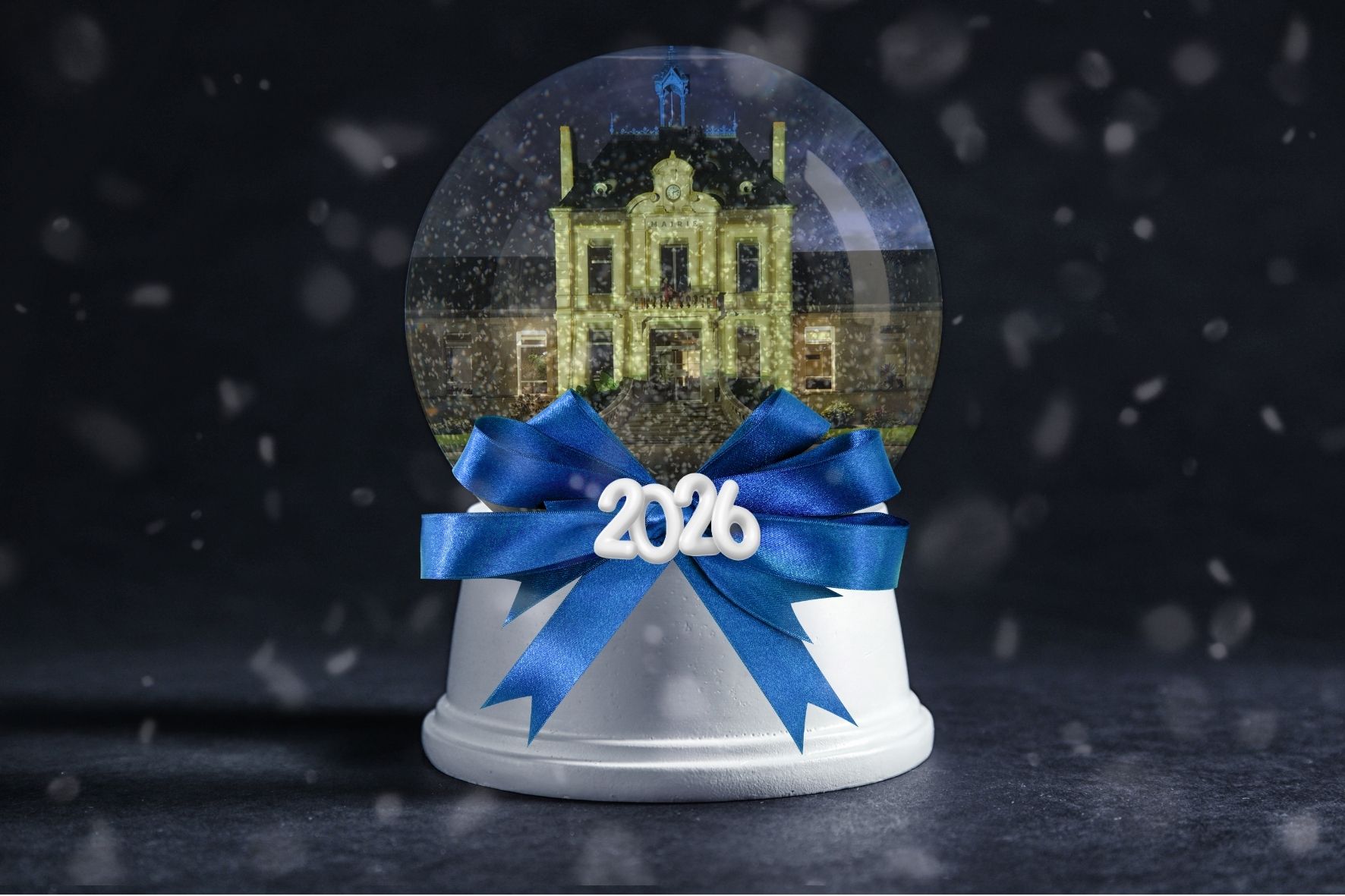 L'illustration représente la mairie de Jaunay-Marigny dans une boule à neige