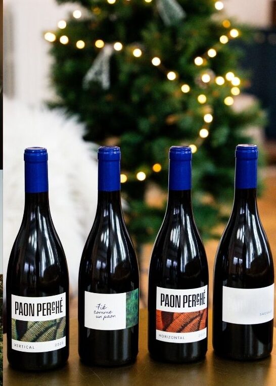 Présentation de bouteilles du domaine du Paon Perché devant un sapin de Noël