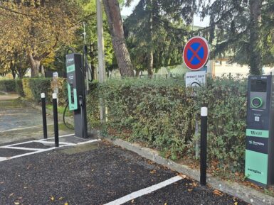 2 Bornes de recharge électrique installée à l'entrée du parc de la piscine à Jaunay-Marigny
