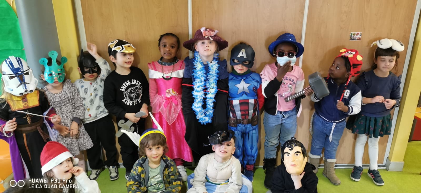 Groupe d'enfants du centre de loisirs déguisés à l'occasion du carnaval