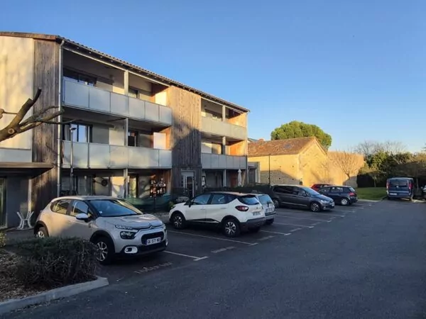 Résidence sociale la serrurerie sur 2 niveaux avec le parking à l'arrière du bâtiment.