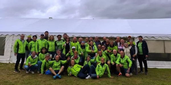 Photo de groupe des membres du Club de course à pieds les runneurs des vignes tous habillés avec la tenue du club de couleur verte.