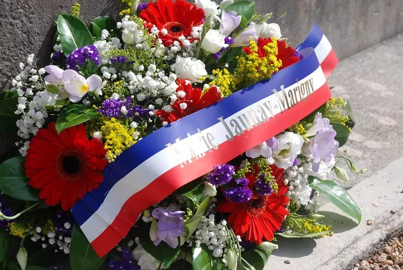 gerbe de fleurs déposée au pied du monument aux morts personnalisé 