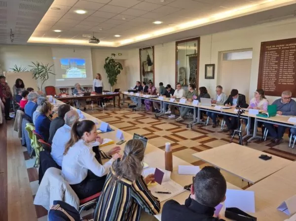 Membres du conseil municipal réunis dans la salle du conseil en Mairie e Jaunay-Marigny assis autour d'une table en U