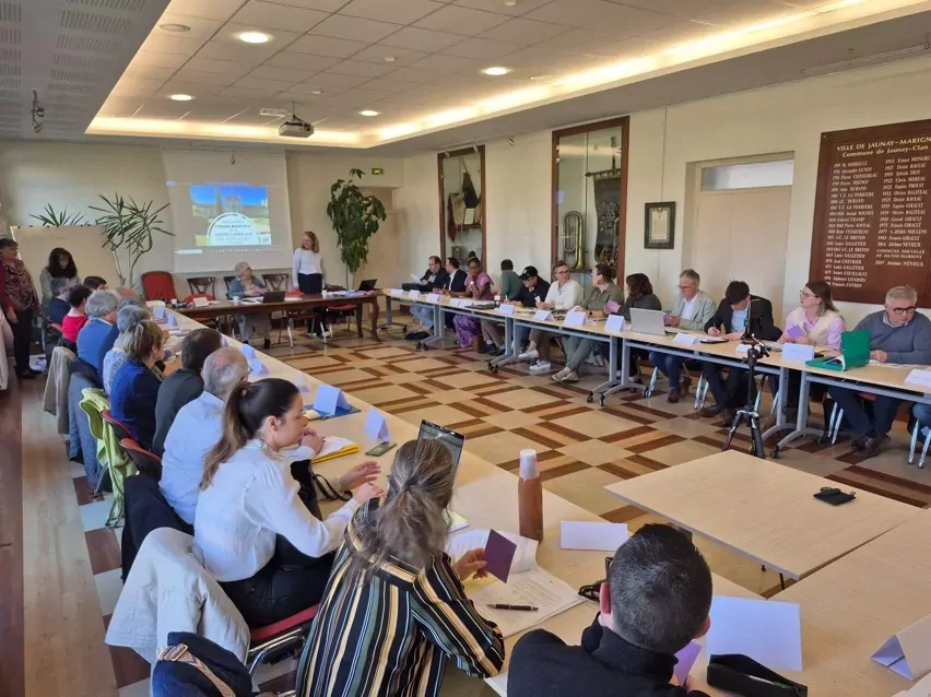 Membres du conseil municipal réunis dans la salle du conseil en Mairie e Jaunay-Marigny assis autour d'une table en U