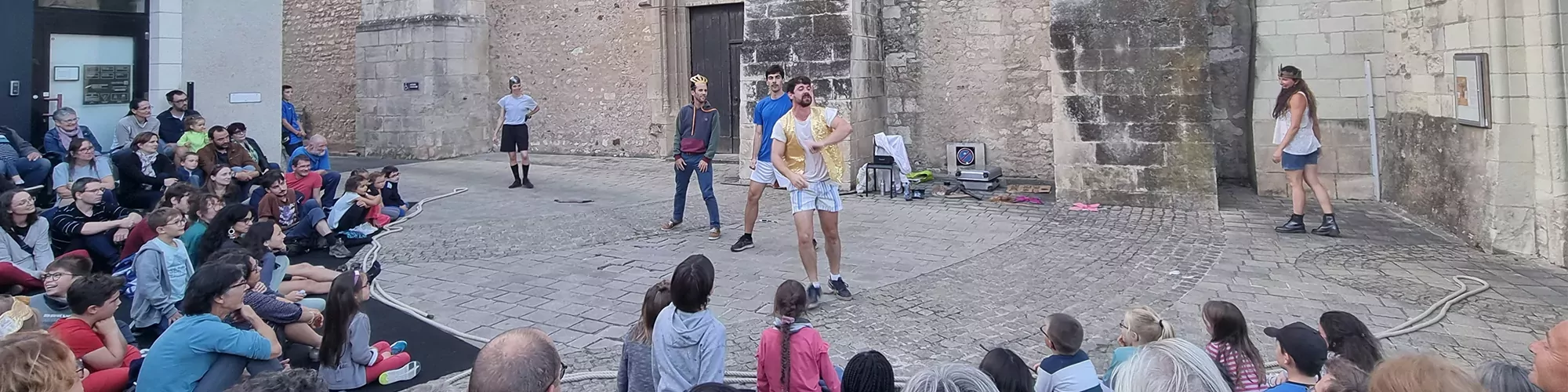 spectacle de l'Iliade et l'odyssée devant l'église st Denis