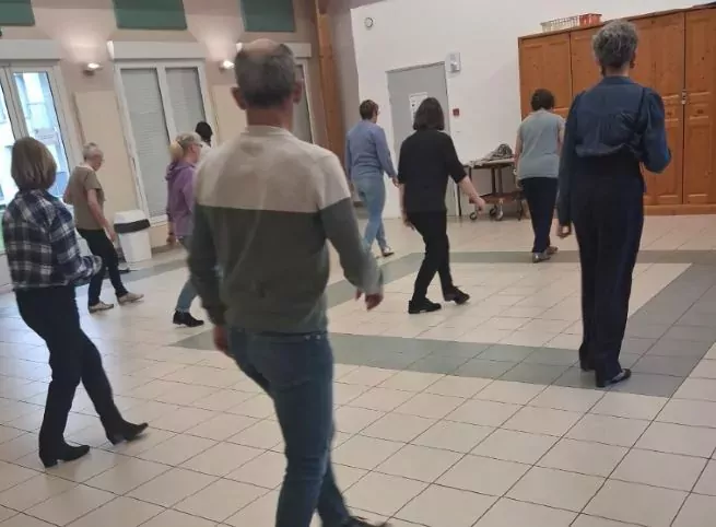 Adhérents en train de participer à un cours de Line Dance