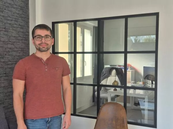 Protrait de Florian Gavroy dans son bureau du 93 grand'rue