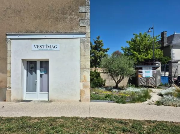 Cour du pôle social avec au premier plan, le bâtiment de la boutique solidaire 