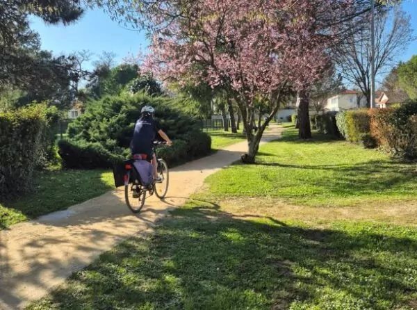 Une femme faisant du vélo sur un chemin à Jaunay-Marigny